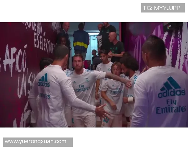 欧冠赛场惊现奇葩事件球迷冲入场内强夺C罗球衣